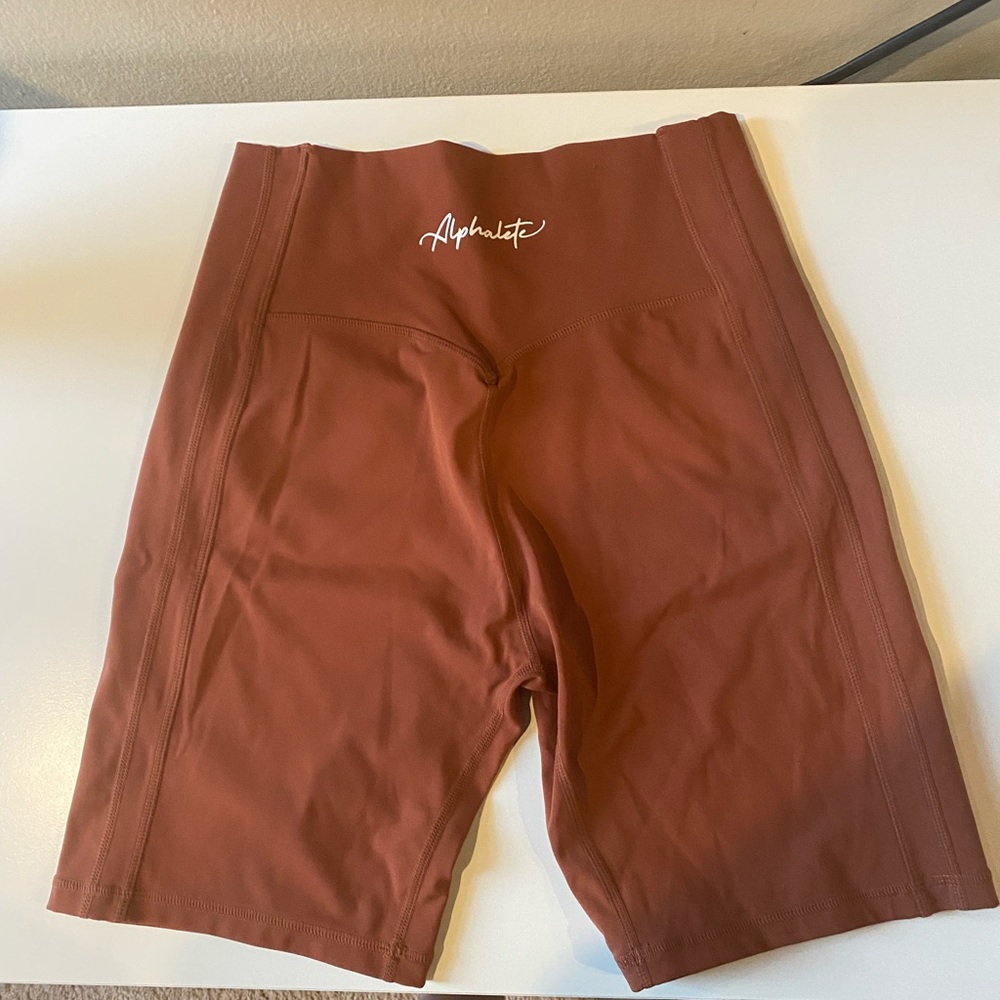 Alphalete Pulse Kinetic biker shorts - burnt orange